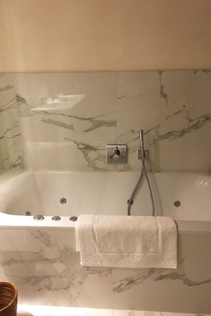 Réalisation d'une pose d'un carrelage en marbre pour une salle de bain