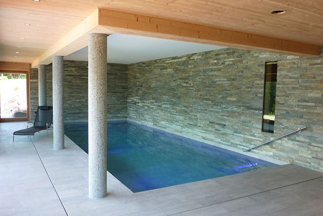 Réalisation d'une pose d'un mur en pierres naturelles pour une piscine